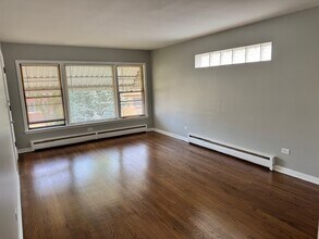 5837 W Addison St, Unit 2 in Chicago, IL - Foto de edificio - Building Photo