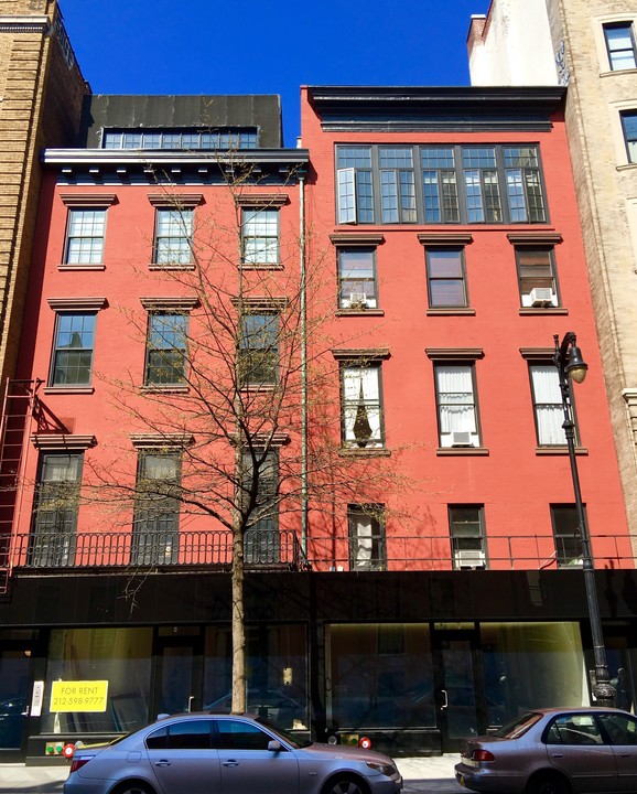 7 W 8th St in New York, NY - Building Photo