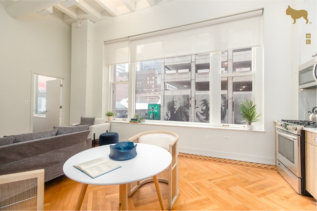 201 E Adams St in Chicago, IL - Foto de edificio - Building Photo