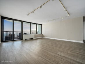 1560 N Sandburg Terrace in Chicago, IL - Building Photo - Building Photo