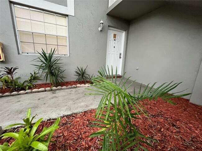 464 NE 210th Cir Terrace in Miami, FL - Building Photo - Building Photo