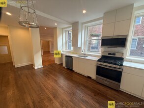 1726 Beacon St in Brookline, MA - Foto de edificio - Building Photo