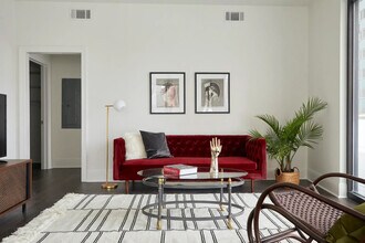 301 St Charles Ave in New Orleans, LA - Building Photo - Building Photo
