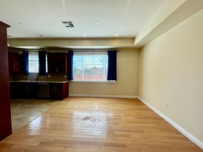 1307 Alexandria Ave in Los Angeles, CA - Foto de edificio - Building Photo