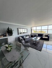 1420 Brickell Bay Dr in Miami, FL - Building Photo - Building Photo