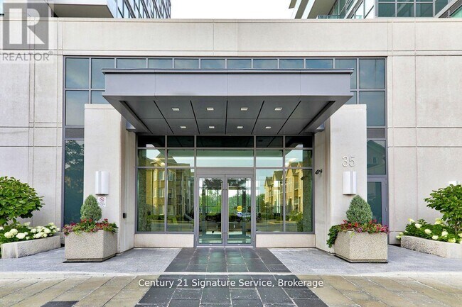 35 Brian Peck Crescent in Toronto, ON - Building Photo - Building Photo