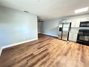 2809 Marconi St, Unit 2J in Tampa, FL - Building Photo - Building Photo