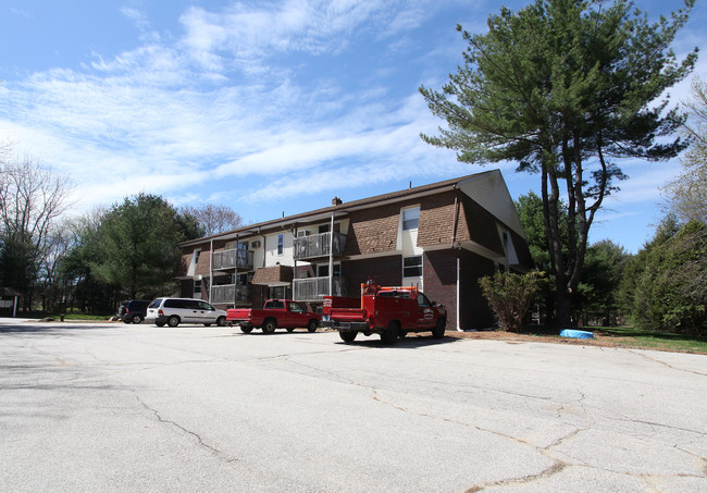 Country Manor Apartments in Woodstock, CT - Building Photo - Building Photo