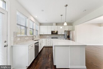 43422 Robey Sq in Ashburn, VA - Foto de edificio - Building Photo