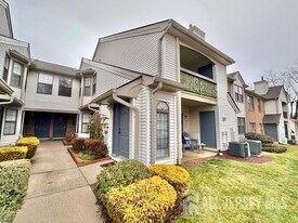 211 Sunshine Ct in Sayreville, NJ - Building Photo