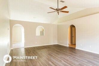 615 NW North Macedo Blvd in Port St. Lucie, FL - Foto de edificio - Building Photo