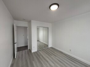 2429 E 110th St, Unit Unit B in Los Angeles, CA - Foto de edificio - Building Photo