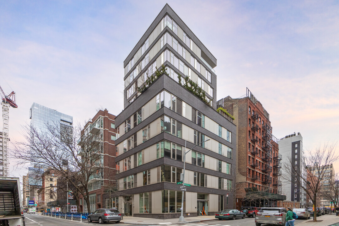 304 Spring St in New York, NY - Building Photo