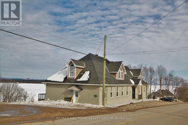 768-768 Usborne St in Mcnab/braeside, ON - Building Photo - Building Photo