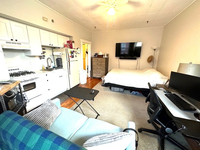 1330 Commonwealth Ave, Unit 12 in Boston, MA - Building Photo - Building Photo