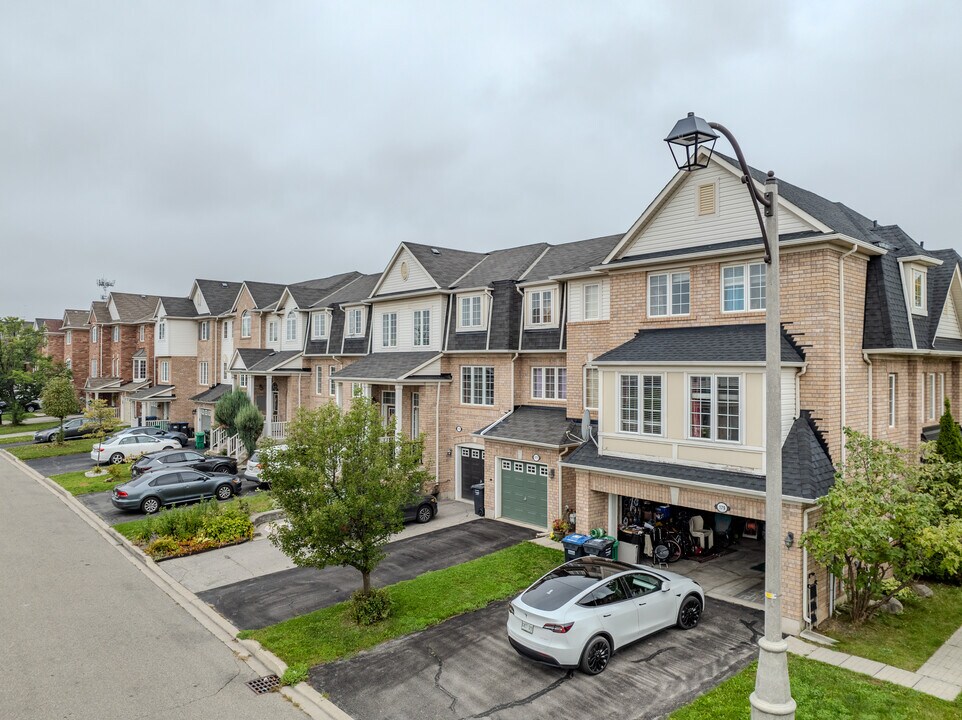 131 Decker Hollow Cir in Brampton, ON - Building Photo