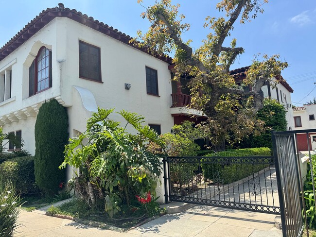 1323-1325 N Mansfield Ave in Los Angeles, CA - Building Photo - Building Photo
