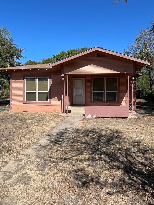 211 Wingate Ave in San Antonio, TX - Building Photo
