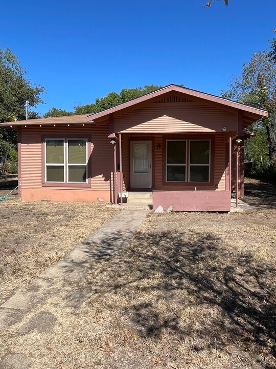 211 Wingate Ave in San Antonio, TX - Foto de edificio