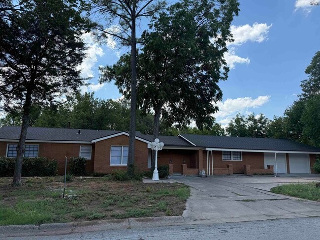 3005 Moffett Ave