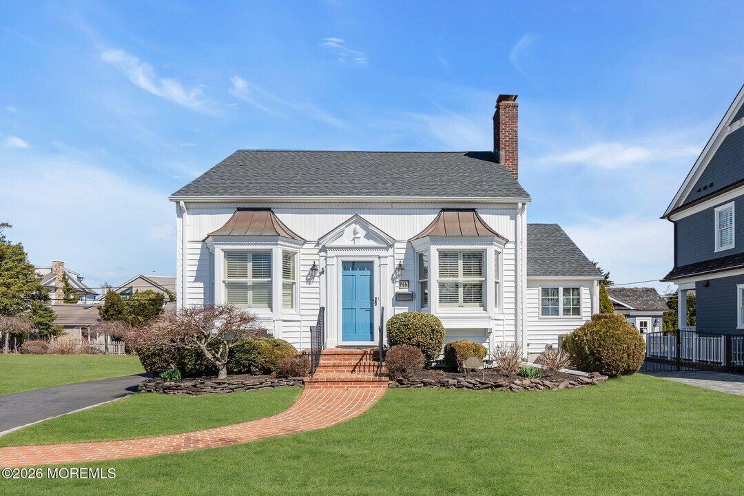 215 Neptune Pl in Sea Girt, NJ - Building Photo