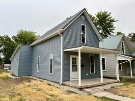 925 W Market St in Bluffton, IN - Building Photo