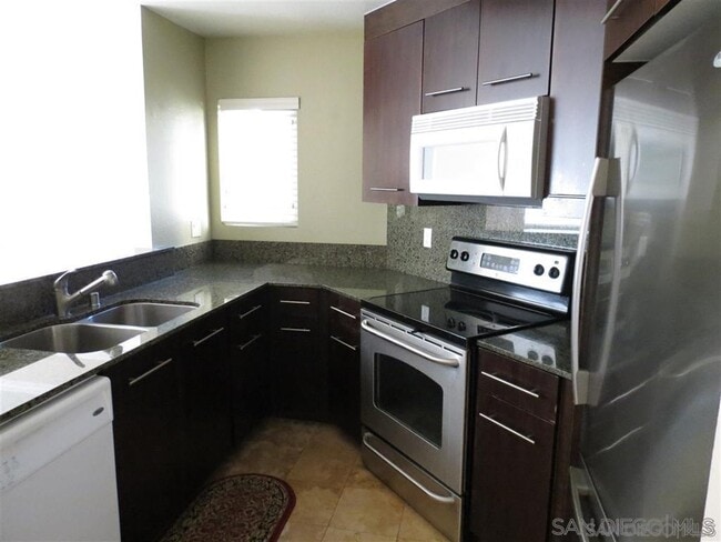 7565 Charmant Dr in San Diego, CA - Building Photo - Building Photo