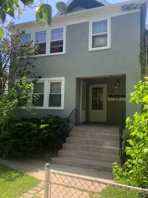 1202 Dewey Ave in Evanston, IL - Building Photo