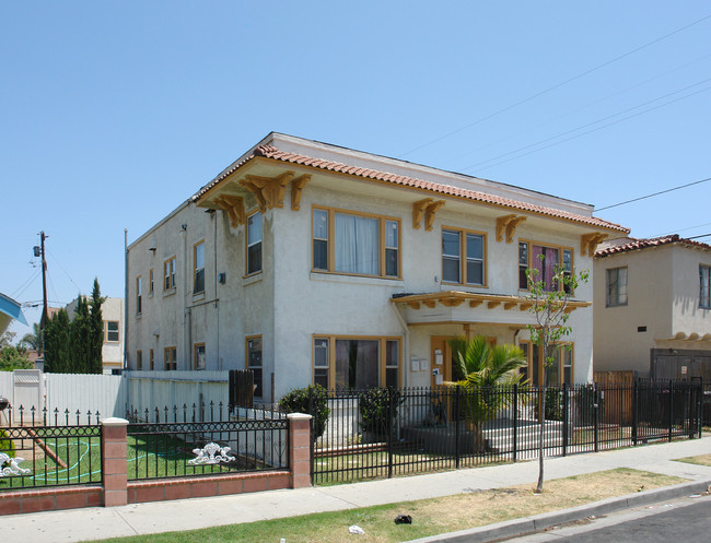 429-433 E 17th St in Long Beach, CA - Foto de edificio - Building Photo