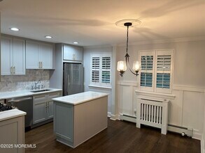 102 Manor Dr in Red Bank, NJ - Building Photo - Building Photo