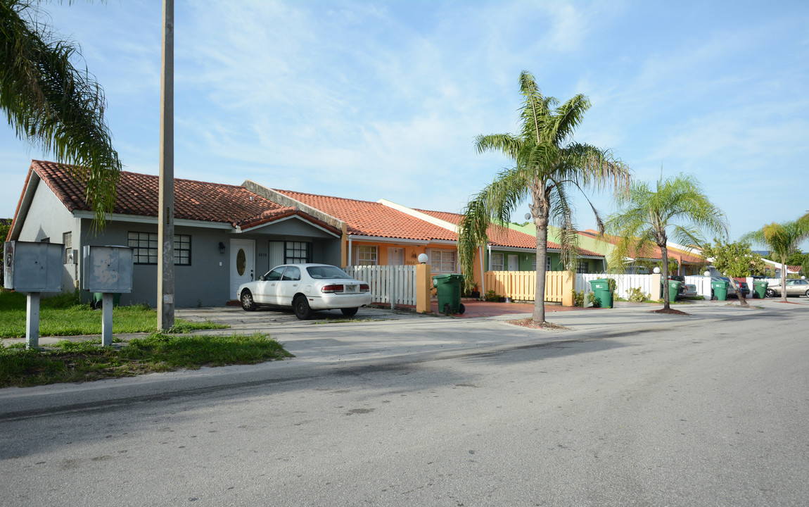 8886 NW 119th St in Hialeah Gardens, FL - Foto de edificio