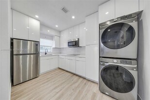 2464 SW 22nd St in Miami, FL - Building Photo