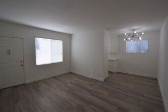 4565 Hazeltine Ave, Unit 215 in Los Angeles, CA - Building Photo - Building Photo