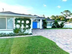 283 Cypress Way W in Naples, FL - Building Photo - Building Photo