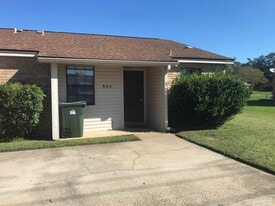 932 E Johnson Ave in Pensacola, FL - Building Photo