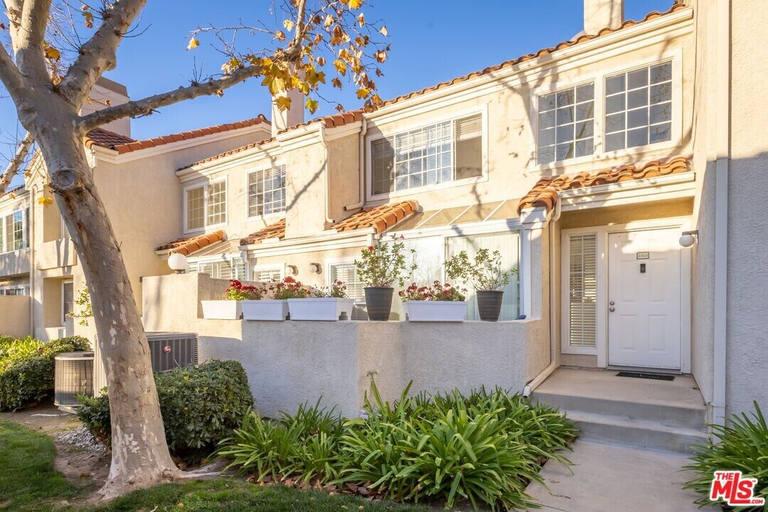 4240 Lost Hills Rd in Calabasas, CA - Building Photo