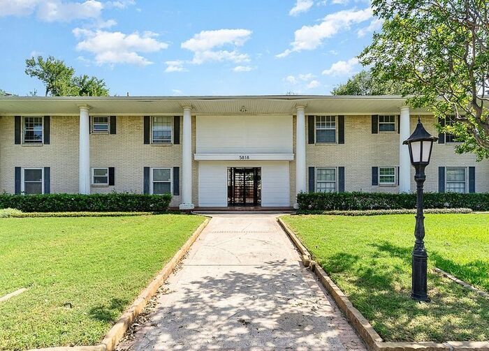 5818 E University Blvd in Dallas, TX - Building Photo