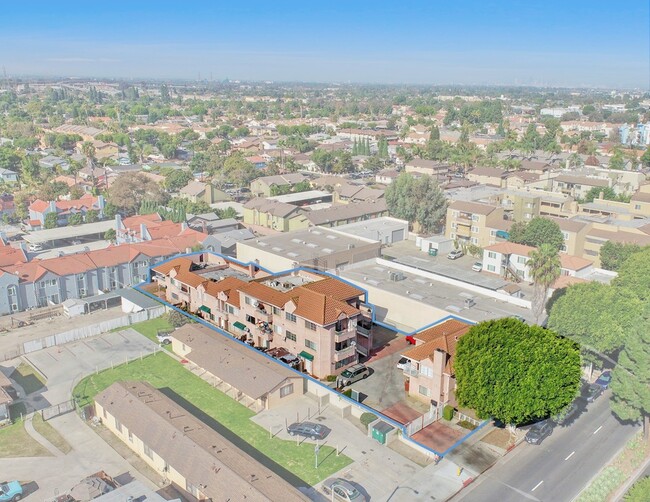 14033 Paramount Apartments in Paramount, CA - Building Photo - Primary Photo