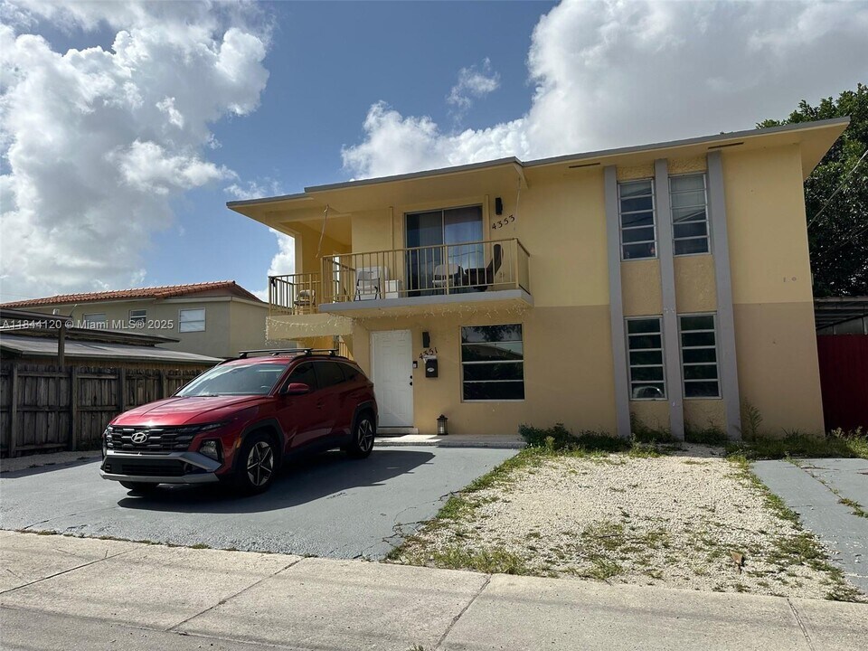 4351 NW 5th St in Miami, FL - Building Photo