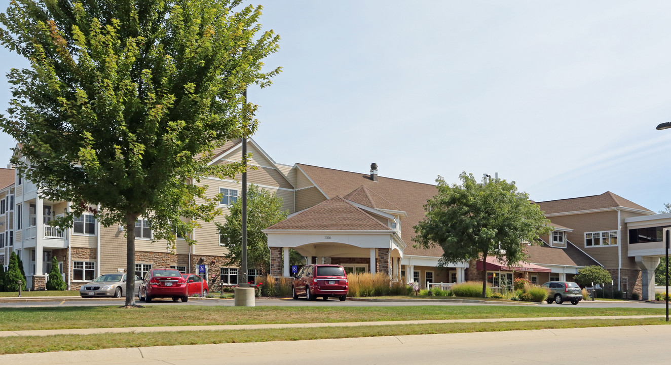 Lake Terrace East Apartments in Oconomowoc, WI - Building Photo