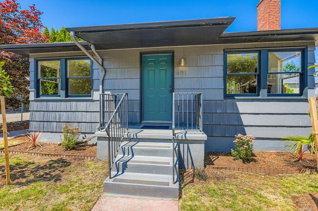 821 NE Holman St in Portland, OR - Building Photo - Building Photo