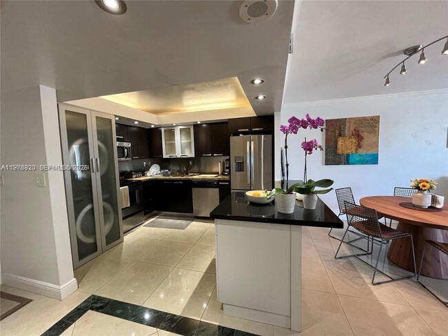 1865 Brickell Ave, Unit Brickell Place in Miami, FL - Foto de edificio - Building Photo