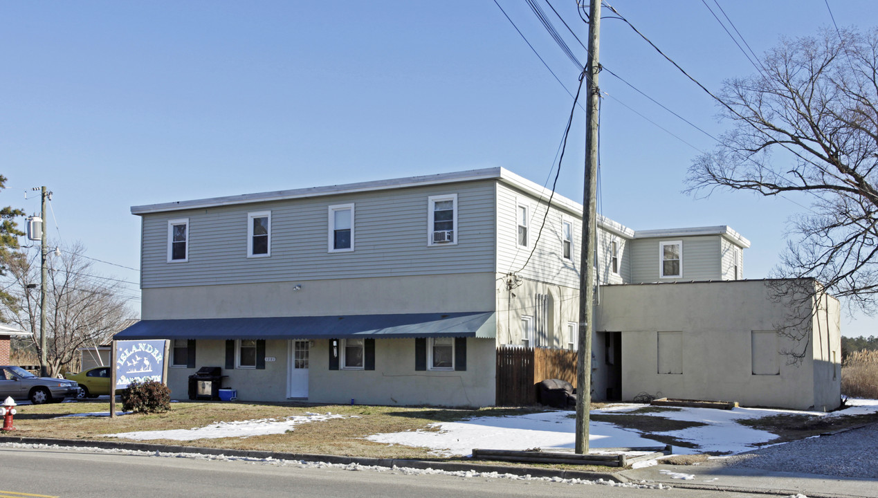 Islander Apartments in Poquoson, VA - Building Photo