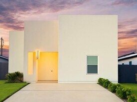 5702 Moses Lp in Laredo, TX - Building Photo