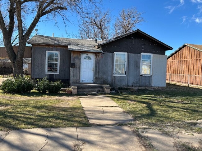 903 W 8th St in Quanah, TX - Building Photo - Building Photo
