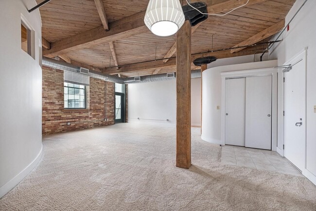 940 Monroe Ave NW in Grand Rapids, MI - Building Photo - Building Photo
