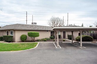 Briggsmore Apartments in Modesto, CA - Building Photo - Building Photo