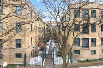 7025 N Sheridan Rd in Chicago, IL - Building Photo - Building Photo