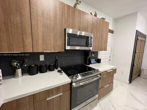 8323 NW 49th St in Doral, FL - Building Photo - Building Photo