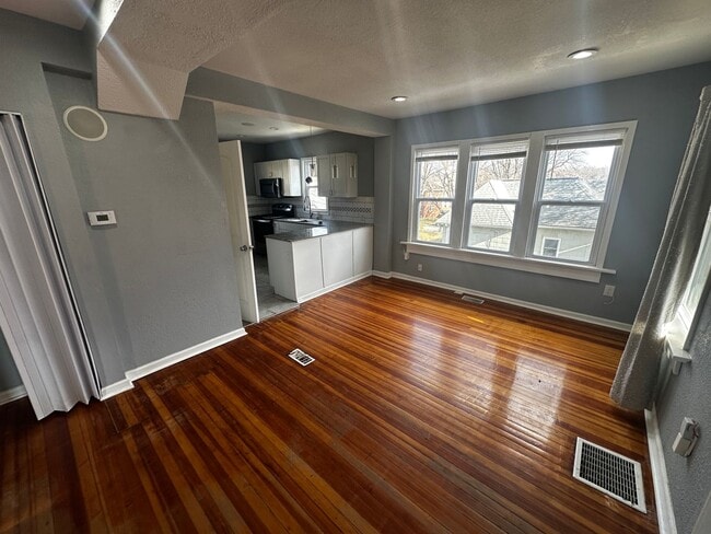 215 E Cherry St in St. Joseph, MO - Building Photo - Building Photo